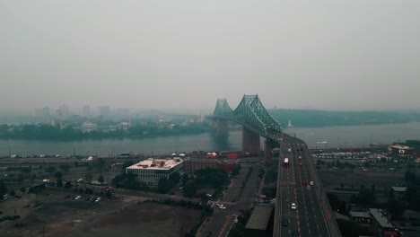 Drohnenaufnahme-Während-Des-Smogs-In-Montreal-In-Der-Nähe-Der-Jacques-Cartier-Brücke