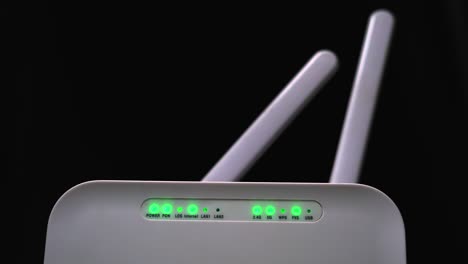 Weißer-WLAN-Router-Leistungstest-In-Nahaufnahme,-Blinkende-Netzwerk-Einschalt-LED