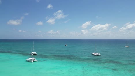 Luftaufnahme-Eines-Strandes-Voller-Touristen-Und-Katamarane-Auf-Der-Insel-Saona-In-Der-Dominikanischen-Republik