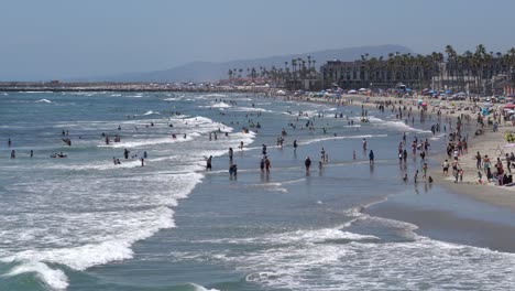Menschenmassen-Am-Strand-Im-Sommer-Am-Meer,-Kalifornien;-4k