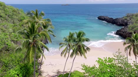 Luftaufnahme-Von-Palmen-Und-Tropischer-Playa-Onda-Mit-Türkisfarbenem-Karibischem-Meer-Im-Sommer