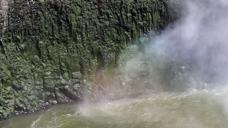 Nebel-Von-Unsichtbaren-Wasserfällen-Und-Nassen-Vertikalen-Felswänden-Der-Flussschlucht