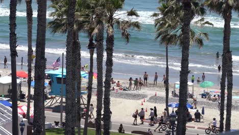 Menschen-Im-Freien-Genießen-Sommerliche-Strandaktivitäten-In-Südkalifornien