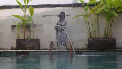 Imágenes-De-Una-Escultura-De-Fuente-De-Piscina-Y-Una-Piscina-Antigua-En-Bali