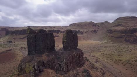 Volcanic-rock-spires-Twin-Sisters,-in-Wallula-area-of-Washington-state