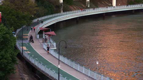 Statische-Aufnahme,-Die-Den-Australischen-Lebensstil,-Den-Städtischen-Bicentennial-Radweg-Und-Einen-Aktiven-Transport-Superhighway-Entlang-Des-Brisbane-River-Einfängt,-Der-Sicheres-Gehen,-Radfahren-Und-Rollerfahren-Ermöglicht