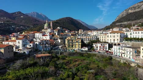 Drone-footage-of-the-town-of-Amalfi,-Italy