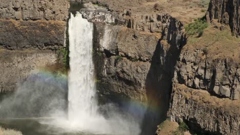 Washingtons-Palouse-Wasserfall-Bildet-Im-Nebel-Am-Grund-Einen-Lebendigen-Regenbogen