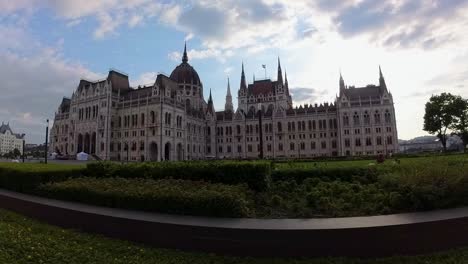 Edificio-Del-Parlamento-Húngaro-En-La-Plaza-Kossuth-Lajos,-Filmado-Desde-Un-Tranvía-Con-Lente-Gran-Angular-En-Una-Soleada-Tarde-De-Verano---Budapest,-Junio-De-2023