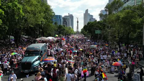 Drohne-Gerade-Bewegung-über-Reforma-Drohne-Gerade-Bewegung-über-Reforma-Avenue-In-Mexiko-Stadt-Während-Der-Pride-Parade-In-Mexiko-Stadt-Während-Der-Pride-Parade