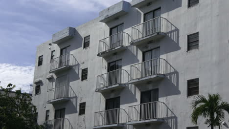 Außenansicht-Eines-Mehrfamilienhauses-Im-Sommer-Oder-Frühling-Mit-Balkonen