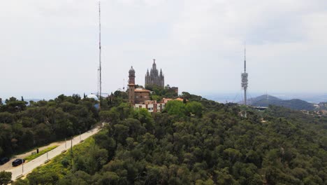 Luftdrohnenaufnahmen-In-4K-Vom-Tibidabo-In-Barcelona,-Die-Den-Majestätischen-Berg,-Den-Ikonischen-Vergnügungspark-Und-Den-Panoramablick-Zeigen