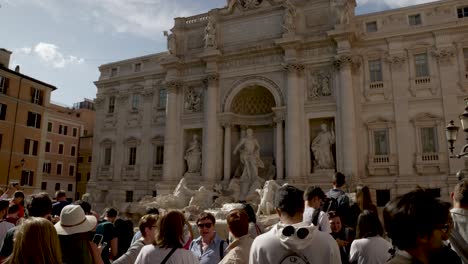 Una-Vista-Cinematográfica-De-Las-Reuniones-De-La-Gente-En-La-Fontana-De-Trevi,-Roma-Por-La-Mañana.