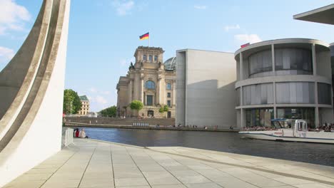 Paisaje-De-Los-Modernos-Edificios-Gubernamentales-De-Berlín-En-El-Reichstag-En-Verano