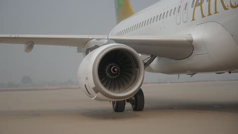 Motor-Funcionando-Después-Del-Aterrizaje-Del-Autobús-Aéreo-A320.