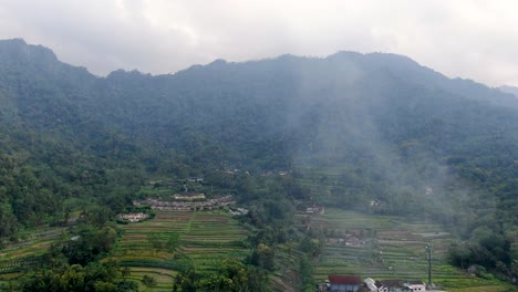 Kleines-Dorf-Und-Menoreh-Hügel-In-Indonesien,-Luftdrohnenansicht
