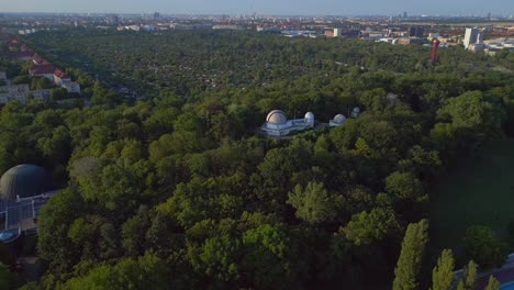 Maravilloso-Vuelo-De-Vista-Aérea-Superior-Observatorio-Astronómico-De-La-Ciudad-De-Berlín-Alemania-En-Europa,-Día-De-Verano-De-2023