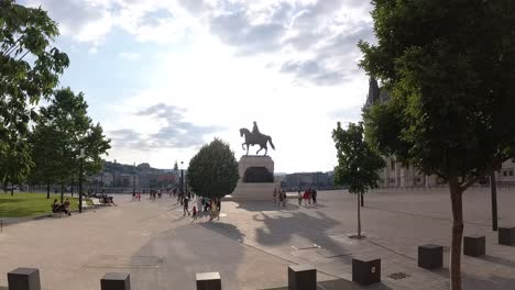 South-Wing-of-Hungarian-Parliament-Building-and-the-equestrian-statue-of-Andrássy-Gyula-at-Kossuth-Lajos-Square-on-a-sunny-summer-afternoon---Budapest,-June-2023