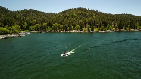 Beautiful-panoramic-birds-eye-view-over-Lake-Arrowhead-on-a-gorgeous,-glistening-summers-day