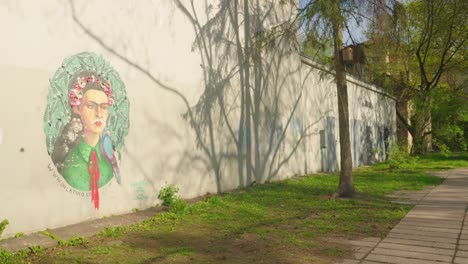 Dibujo-De-Pared-De-Frida-Kahlo-En-Cámara-Lenta-De-Mano-En-La-Avenida-Gedimino-De-Vilnius