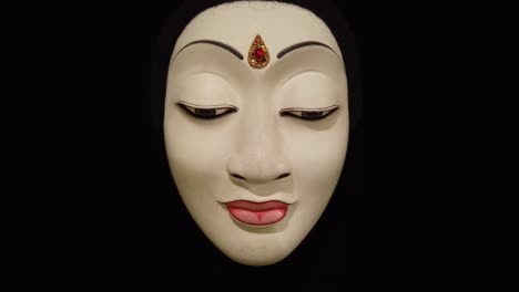 Primer-Plano-Topeng-Hembra-Máscara-Facial-Tradicional-Bali-Indonesia-Fondo-Negro-Arte-Del-Sudeste-Asiático,-Talla-De-Madera
