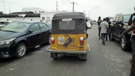 Paseos-En-Triciclo-Por-Las-Calles-De-Lagos,-Nigeria.