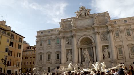 Fuente-De-Trevi-En-Un-Día-Soleado-Vista-Desde-La-Piazza-Di-Trevi