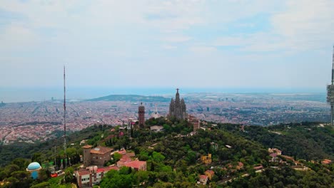Luftdrohnenaufnahmen-In-4K-Vom-Tibidabo-In-Barcelona,-Die-Den-Majestätischen-Berg,-Den-Ikonischen-Vergnügungspark-Und-Den-Panoramablick-Zeigen