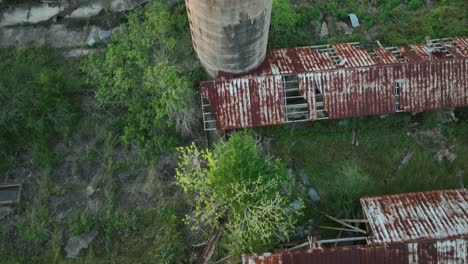 Aerial-view-of-old-Silos-on-a-farm-in-Alabama