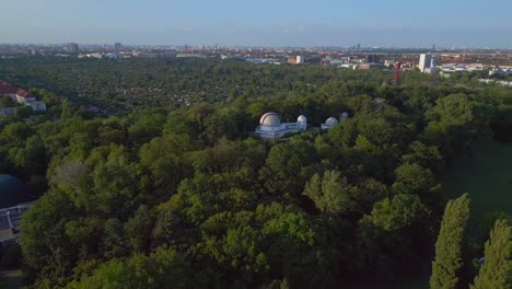 Fantástico-Vuelo-Aéreo-De-Vista-Superior-Observatorio-Astronómico-De-La-Ciudad-De-Berlín-Alemania-En-Europa,-Día-De-Verano-De-2023