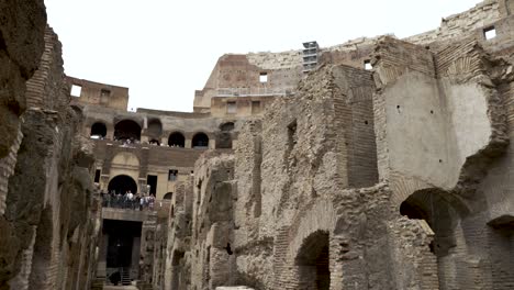 Vista-De-Los-Túneles-Subterráneos-Del-Coliseo-De-Roma-Desde-El-Suelo-De-La-Arena.