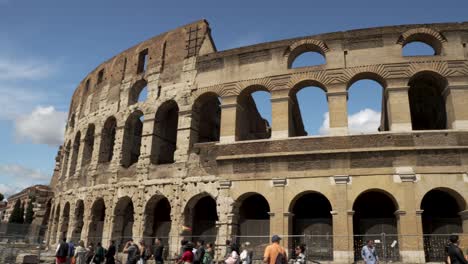 Eine-Filmische-Ansicht-Des-Kolosseums-In-Rom,-Wohin-Touristen-Kommen,-Um-Das-Denkmal-Zu-Besichtigen
