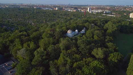 Bonito-Vuelo-Aéreo-Con-Vista-Superior-Observatorio-Astronómico-De-La-Ciudad-De-Berlín-Alemania-En-Europa,-Día-De-Verano-De-2023