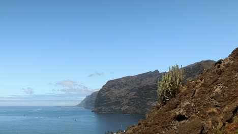Acantilados-De-Los-Gigantes-Isla-De-Tenerife-Con-Barcos-En-Movimiento