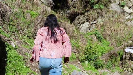Das-Video-Eines-Mädchens,-Das-Tagsüber-Aus-Der-Rückansicht-Am-Hügelrand-Läuft,-Wurde-Am-22.-März-2023-In-Manali,-Himachal-Pradesh,-Indien,-Aufgenommen