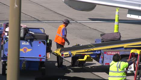 Los-Encargados-De-Equipaje-Toman-El-Equipaje-Del-Avión.