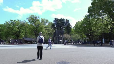 Tokio,-Japón---8-De-Abril-De-2023:-Gente-Caminando-En-El-Parque-Ueno-Durante-La-Primavera-En-Abril