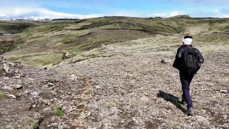 Islandia:-Deja-Que-El-Estruendoso-Rugido-De-La-Cascada-De-Skógafoss-Te-Acompañe-En-Una-Inolvidable-Caminata-Por-Islandia