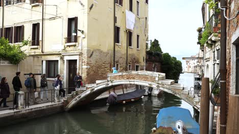 Die-Brücke-Ponte-Chiodo-In-Venedig-Ist-Bekannt-Dafür,-Dass-Sie-Keine-Brüstung-Hat