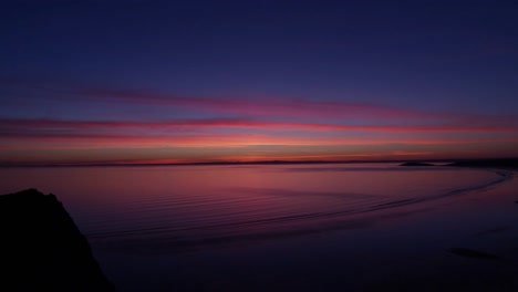 Lila,-Blauer-Und-Orangefarbener-Sonnenuntergang-An-Einer-Statischen-Strandlandschaftsaufnahme