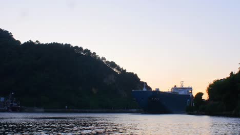 Großes-Frachtschiff,-Fahrzeugträger,-Der-Während-Der-Goldenen-Stunde-In-Die-Bucht-Einfährt