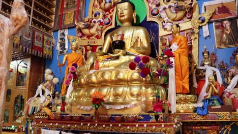 Buddha-Statue-Im-Buddhistischen-Kloster,-Innenansicht-Am-Morgen-Aus-Einem-Anderen-Blickwinkel.-Das-Video-Wurde-Am-22.-März-2023-In-Manali,-Himachal-Pradesh,-Indien,-Aufgenommen