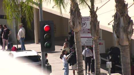 Los-Pasajeros-Esperan-Para-Subirse-A-Los-Autos-En-El-Aeropuerto.