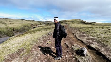 Island-–-Ergeben-Sie-Sich-Auf-Einer-Faszinierenden-Wanderung-Durch-Islands-Naturwunder-Der-ätherischen-Majestät-Des-Skógafoss-Wasserfalls