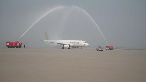 Saludo-Acuático-En-El-Avión-Airbus-A320-Para-El-Primer-Aterrizaje