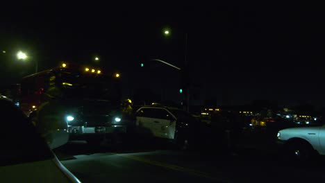 Camión-De-Bomberos-Y-Ambulancia-Llegan-Por-La-Noche