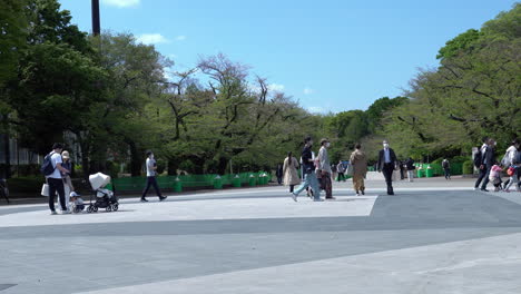 Tokio,-Japan---8.-April-2023:-Menschen,-Die-Im-Frühling-Im-April-Im-Ueno-Park-Spazieren-Gehen
