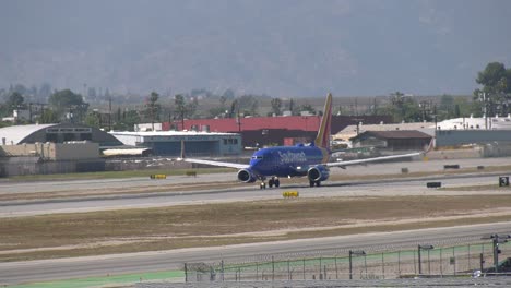 Jet-Startet-Vom-örtlichen-Flughafen