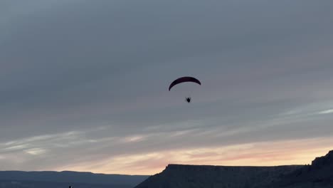 Motorgleitschirm-Macht-Stunts-In-Der-Wüste-Bei-Sonnenuntergang