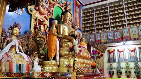 Buddha-Statue-Im-Buddhistischen-Kloster,-Innenansicht-Am-Morgen-Aus-Einem-Anderen-Blickwinkel.-Das-Video-Wurde-Am-22.-März-2023-In-Manali,-Himachal-Pradesh,-Indien,-Aufgenommen